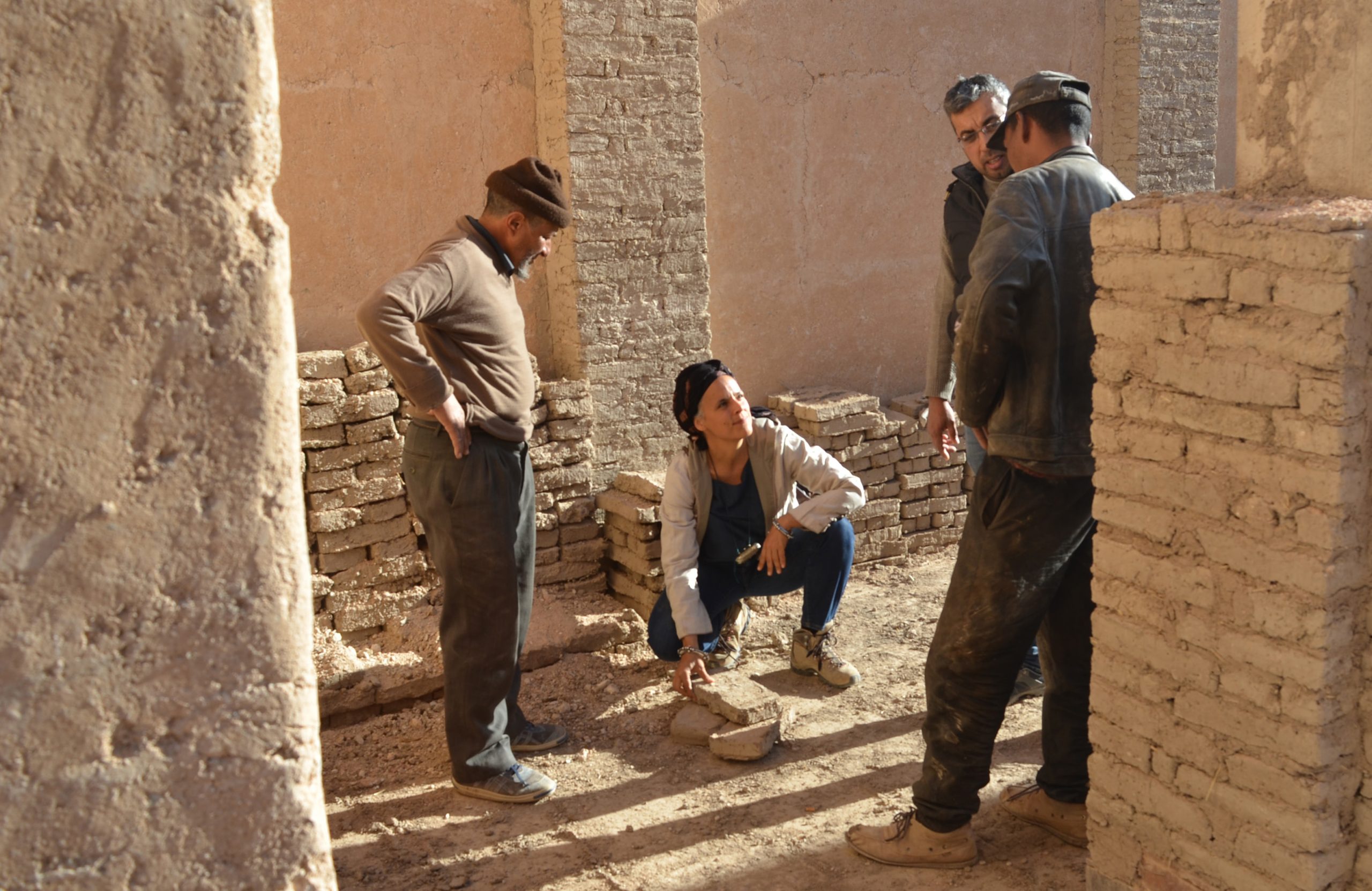 Sur le chantier en pisé et adobes de terre crue du souk colonial de Tablaba, à Taghjijt, dans le sud du Maroc