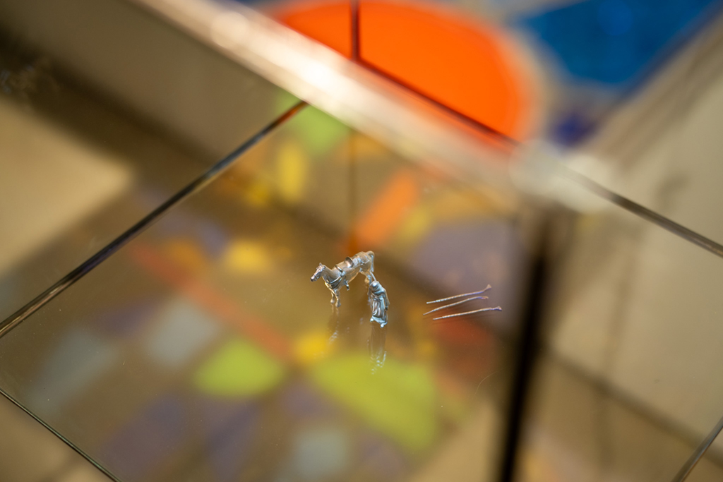 Les vitrines de Derb Dabachi (détail): Vitrail, bijoux chevaux, verre, laiton, cuivre et argent, formats variables, 2023 — Exposition Cosmogrammes de Sara Ouhaddou, Institut des Cultures d’Islam, Paris, 2025. Crédit photo : Macaal