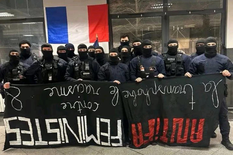  Enquête sur une photo de policiers avec une banderole féministe à l’envers