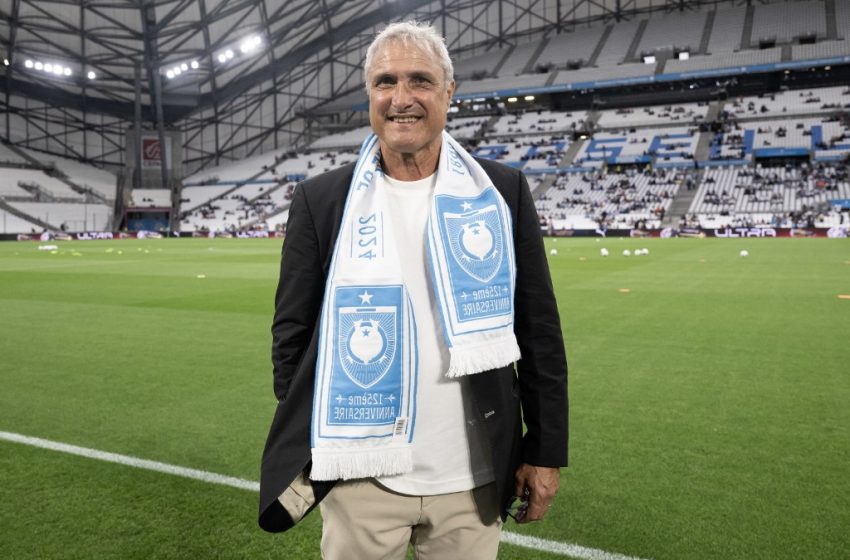 Bernard Casoni ex-entraîneur de l'US Orléans, ex-défenseur de l’OM, pose ici, avant un match de football des légendes organisé pour célébrer le 125e anniversaire de l'Olympique de Marseille, au Stade Vélodrome à Marseille, le 2 mai 2025. (Photo par MIGUEL