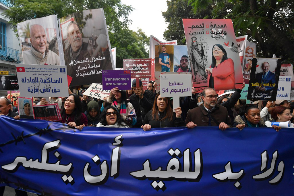 Point de vue – Tunisie. Interdite ici, la politique revient ailleurs