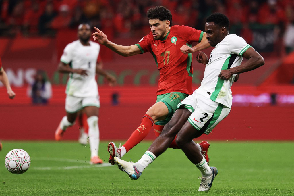 Abde Ezzalzouli face à Bright Osayi-Samuel lors de la demi-finale Maroc-Nigeria de la CAN 2026 à Rabat