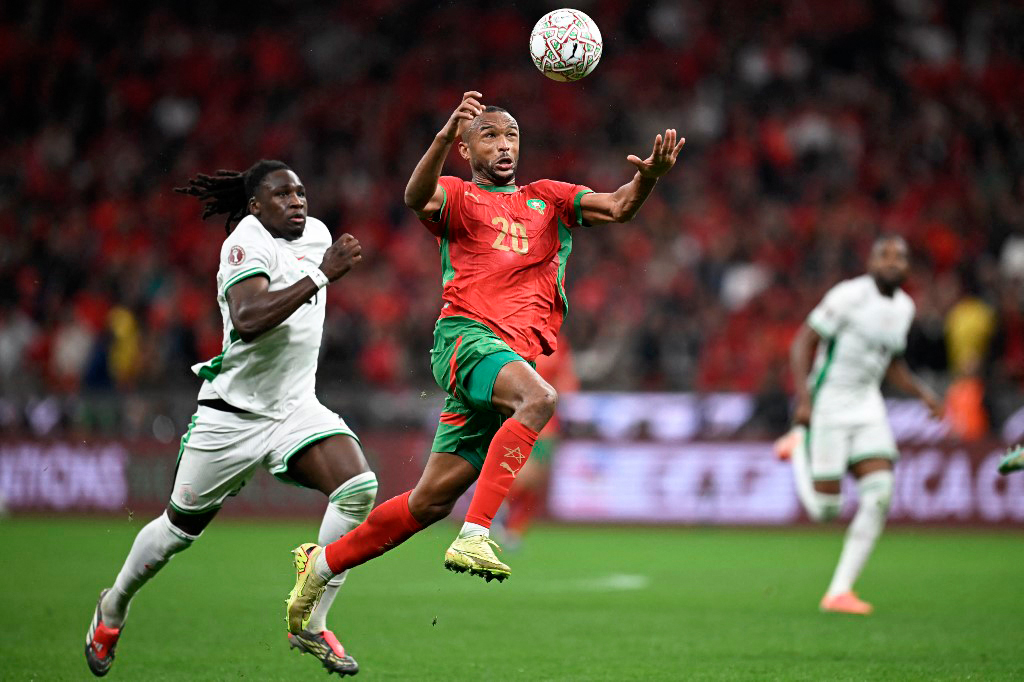 Ayoub El Kaabi à la lutte avec Calvin Bassey lors de la demi-finale Maroc-Nigeria de la CAN 2026 à Rabat