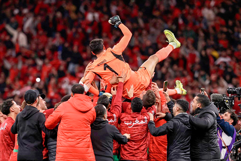 Les joueurs marocains portent Yassine Bounou après leur victoire face au Nigeria en demi-finale de la CAN 2026 à Rabat