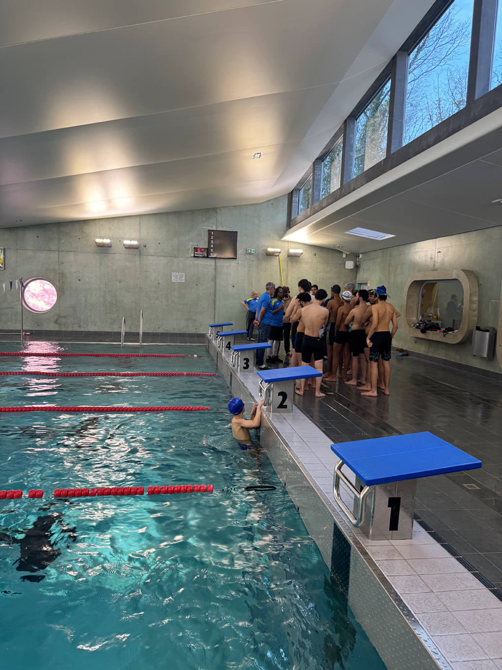 Entraînement de maitres-nageurs à la piscine municipale de Tremblay-en-France.