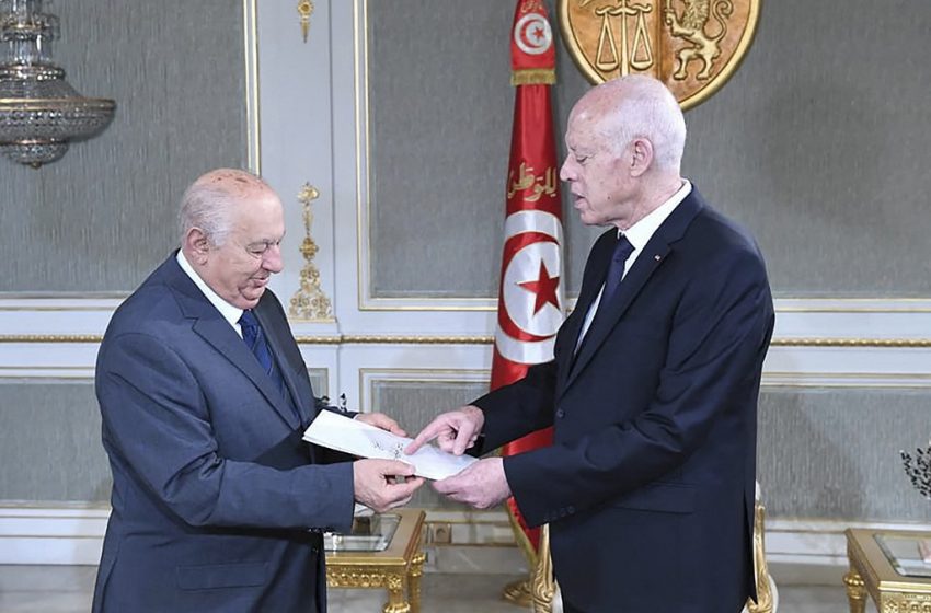 Sadok Belaïd remettant au président Kaïs Saïed le projet de Constitution tunisienne au palais de Carthage, à Tunis, le 20 juin 2022.