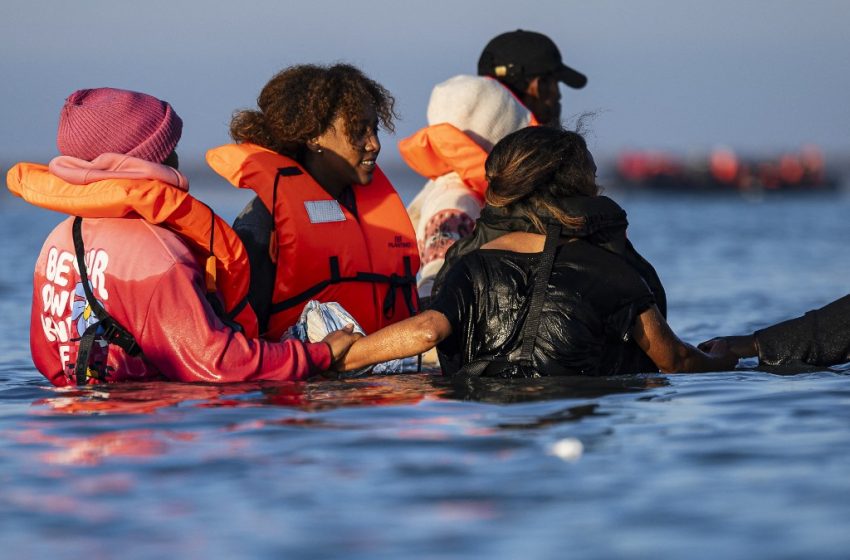 Migrants tentant de traverser la Manche depuis Gravelines, France, vers la Grande-Bretagne, avec femmes et enfants, le 27 septembre 2025.