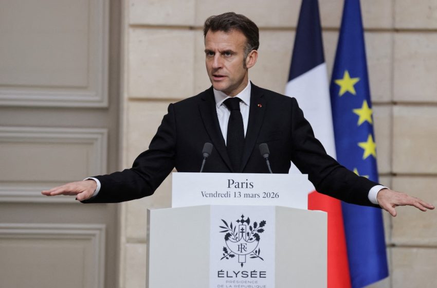 Emmanuel Macron devant l’Élysée, le 13 mars 2026, après la mort d’un soldat français dans le Kurdistan irakien.