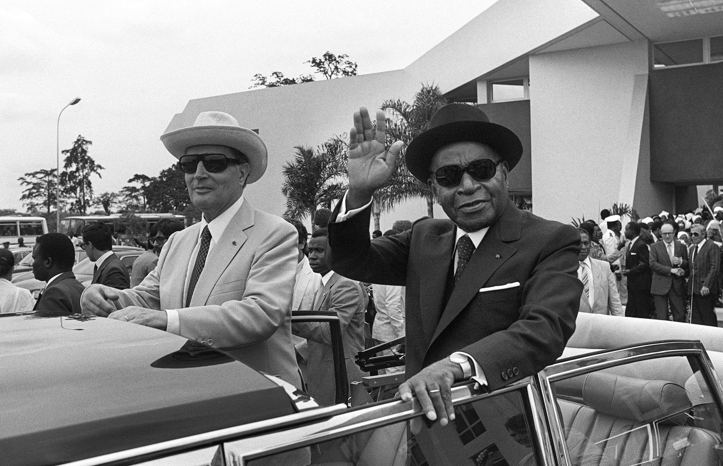 Mitterand et la colonisation : Le président Félix Houphouët-Boigny accueille François Mitterrand, le 21 mai 1982, à l’aéroport d’Abidjan, en Côte d’Ivoire