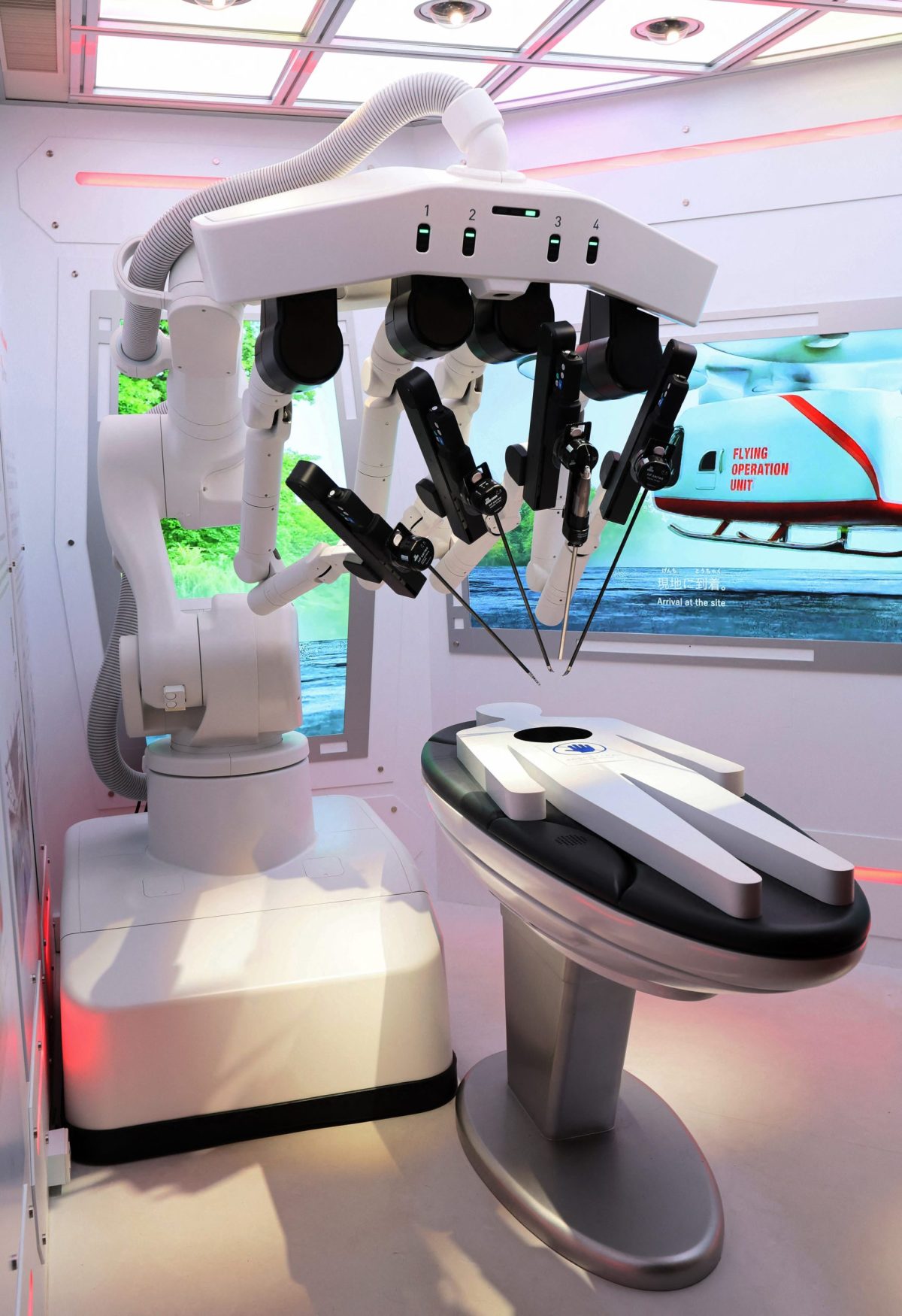 Médecine 4.0 : Le robot japonais Hinotori est capable de reproduire les mouvements précis du chirurgien. (crédit photo : Naoki Maeda/The Yomiuri Shimbun via AFP)