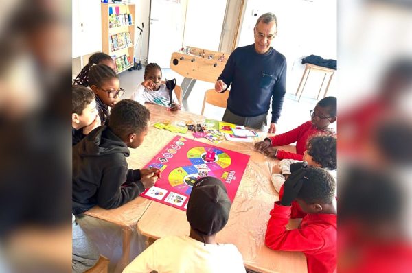 Ali Guessoum présentant Diskri’Minis aux enfants pour parler des discriminations à l’école