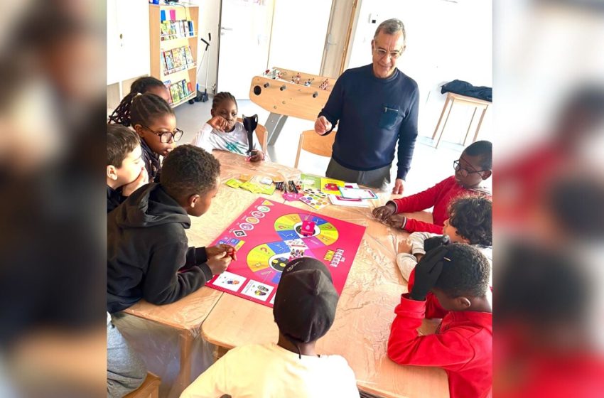 Ali Guessoum présentant Diskri’Minis aux enfants pour parler des discriminations à l’école