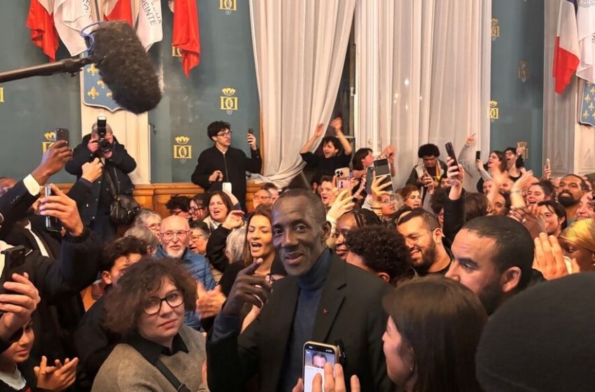 Bally Bagayoko entouré de militants et d’élus après l’annonce de sa victoire aux élections municipales à Saint-Denis.