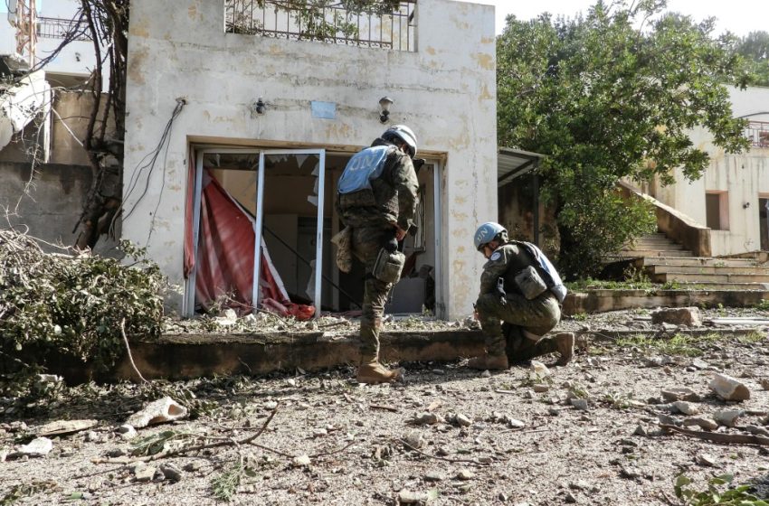 Des soldats de la FINUL (Force intérimaire des Nations Unies au Liban) inspectent des chalets après que l'armée israélienne les aurait piégés et fait exploser à l'aube, à la périphérie de la ville d'Al-Khiam, dans le sud du Liban, le 31 janvier 2026.