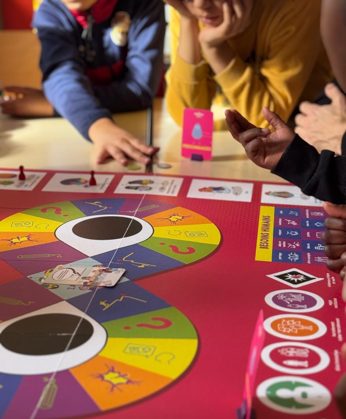 Groupe d’enfants jouant à Diskri’Minis en classe, participant à des quiz et défis pour comprendre la diversité et le vivre-ensemble.