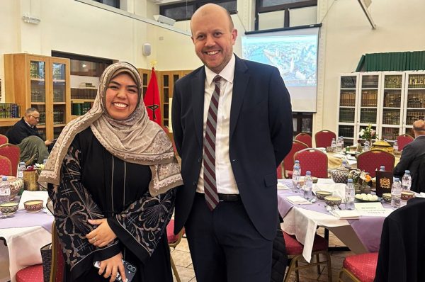 Joe Powell, député britannique, lors de l’iftar organisé au centre Al-Manar à Londres par le consulat général du Maroc, le 17 mars 2026.