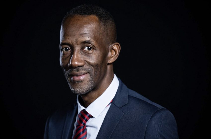 Portrait de Bally Bagayoko, nouveau maire de Saint-Denis, élu au premier tour des élections municipales de 2026
