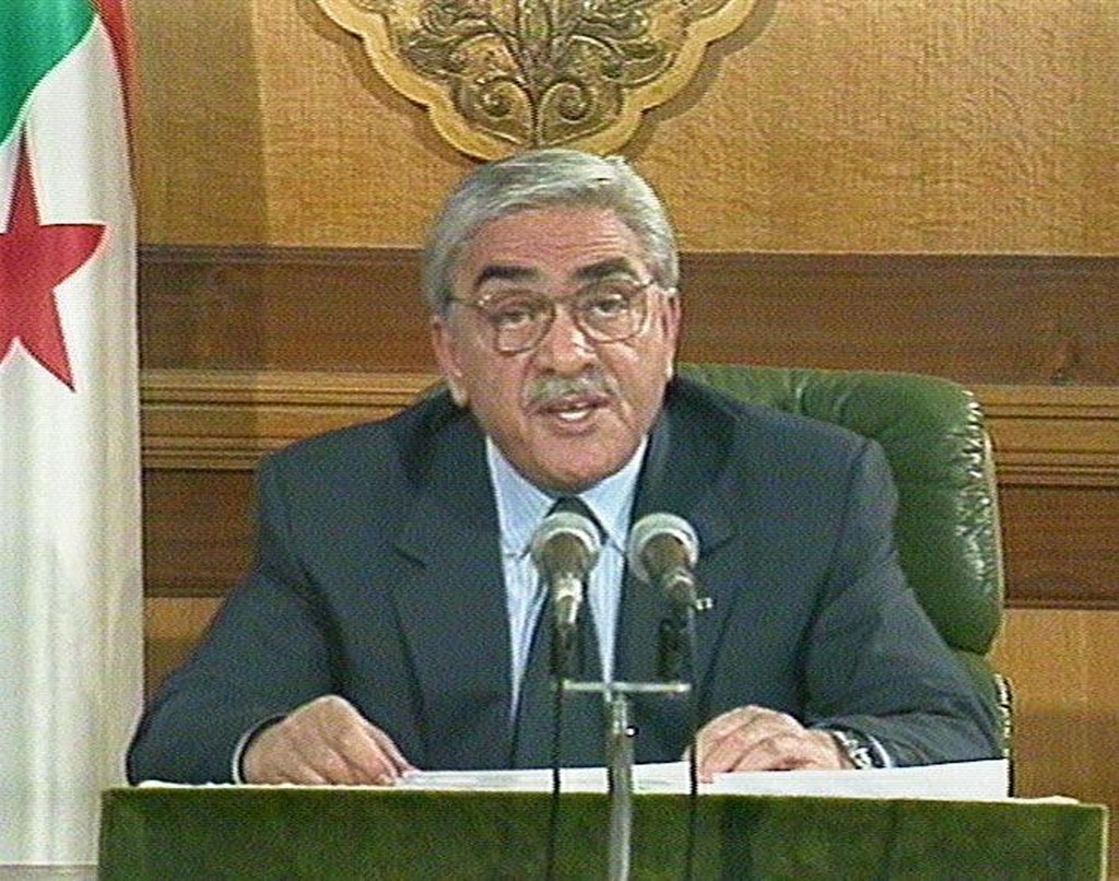 Liamine Zeroual lors d’une allocution télévisée en Algérie, le 14 avril 1999, sur fond de retrait de candidats à l’élection présidentielle