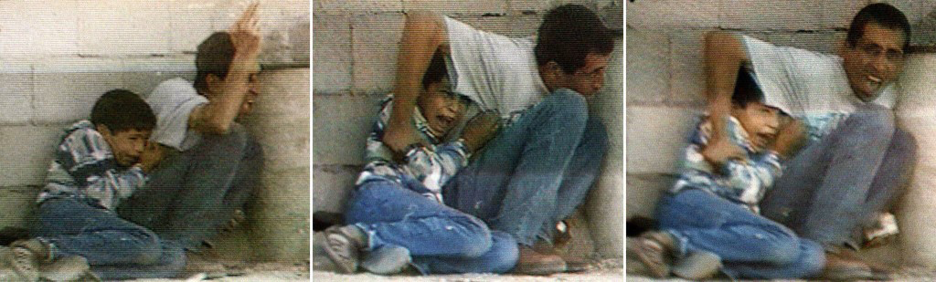 Jamal al‑Durah tente de protéger son fils Mohammed, 12 ans, derrière un bloc de béton, au milieu des échanges de tirs dans la bande de Gaza, le 30 septembre 2000.