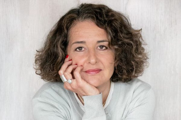 Portrait de Nedjma Kacimi, romancière autrice de Destéria et les démineurs (eds Cambourakis)