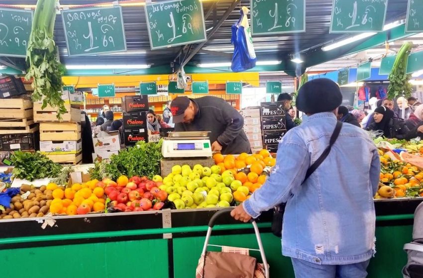 Marché de Stains en Seine-Saint-Denis, lieu de discussion des habitants à quelques jours des élections municipales
