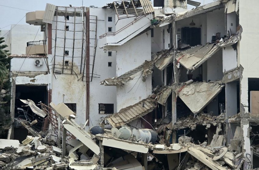 Destruction dans le quartier Al Hosh de Tyr, Liban, après une frappe aérienne israélienne le 19 mars 2026
