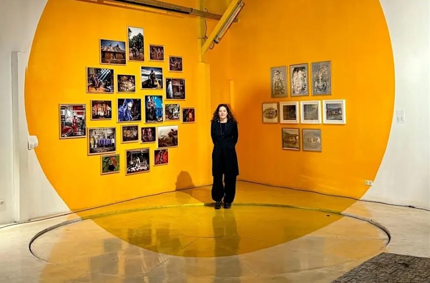 Nadia Ferroukhi lors du vernissage de son exposition Les Nouvelles Matriarches à l’Espace Co42, Paris.
