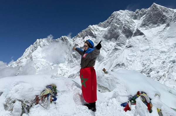 Hind Zemmama, alpiniste marocaine et lauréate honorée, au sommet de l’Everest, symbole des femmes marocaines inspirantes