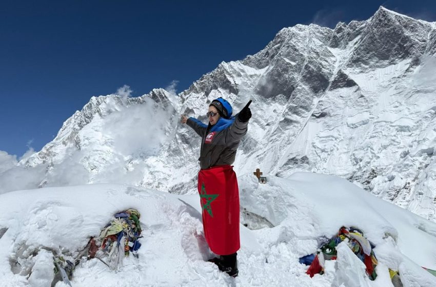 Hind Zemmama, alpiniste marocaine et lauréate honorée, au sommet de l’Everest, symbole des femmes marocaines inspirantes