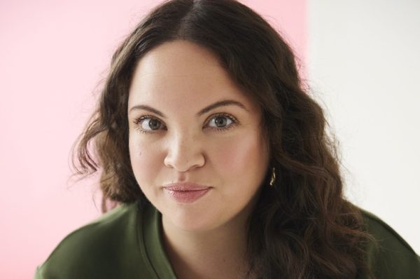 Portrait de Katia Belkhodja, romancière algéro-canadienne et autrice de son 3ᵉ roman, Les déterrées.