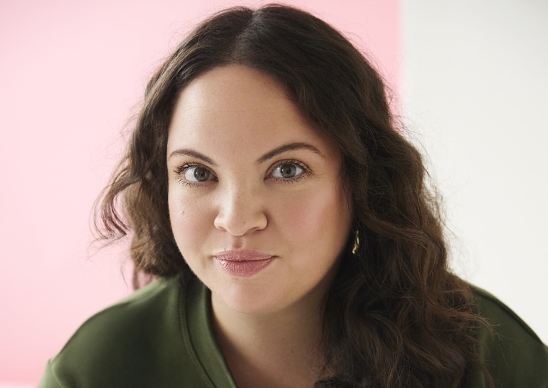 Portrait de Katia Belkhodja, romancière algéro-canadienne et autrice de son 3ᵉ roman, Les déterrées.