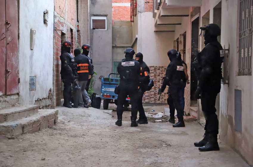 Agents du BCIJ et de la DGSN devant une maison lors d’une opération antiterroriste à Tanger