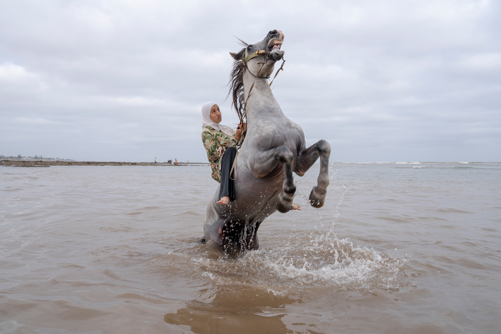 Noura tente de contrôler son cheval après le tir lors d’une performance de Tbourida à Sidi Rahal, au Maroc.
