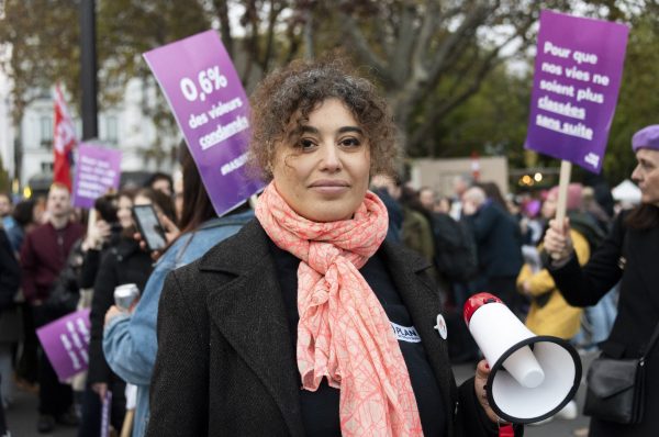 Manifestation féministe sur la sororité entre femmes à Paris