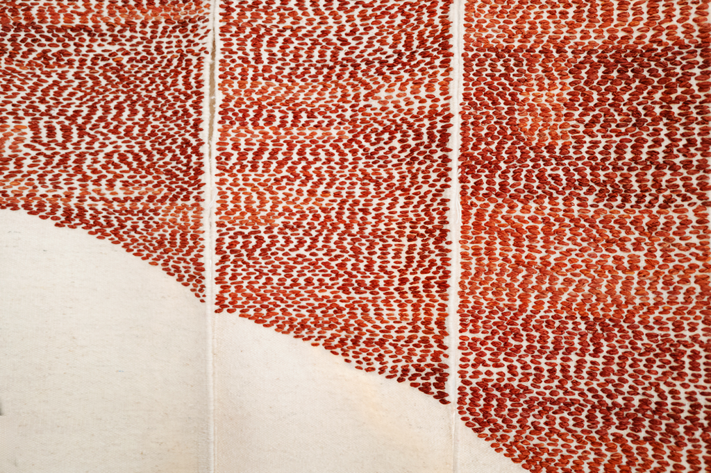 Détail d’une œuvre tissée du projet Asǝṭṭa, réalisée pour le pavillon du Maroc à la Biennale de Venise 2026. © Khalil Nemmaoui.