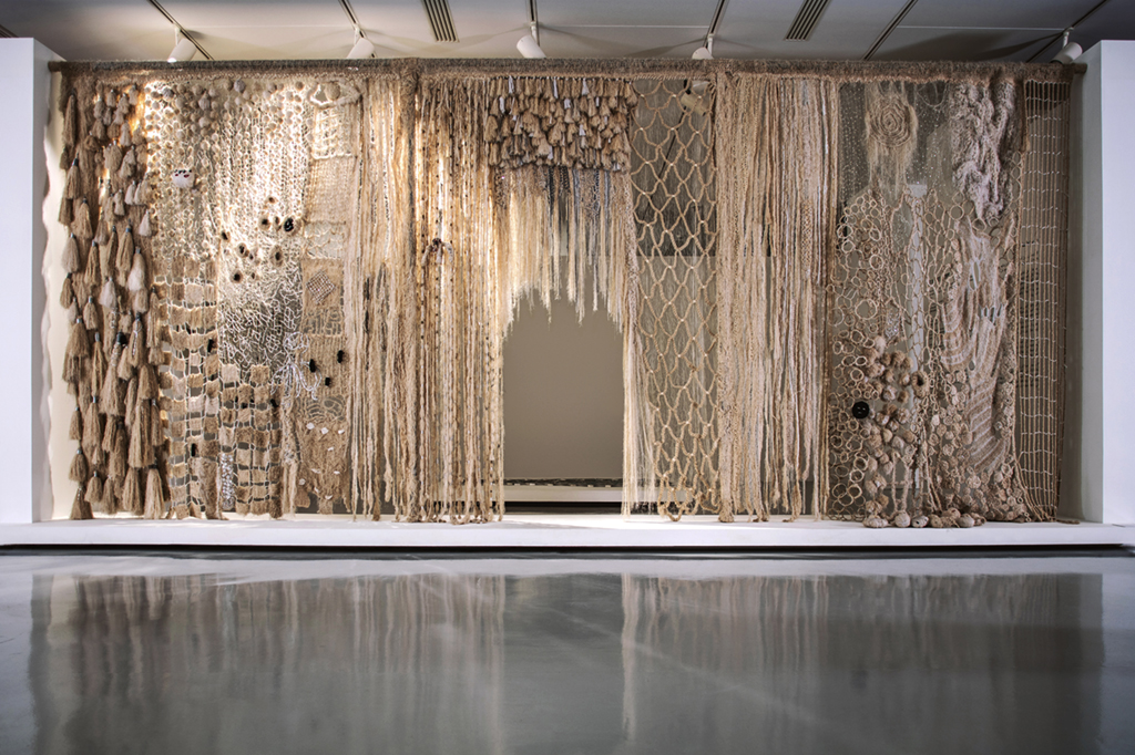 Skin (2011), œuvre d’Amina Agueznay (600 × 300 cm), réalisée avec 25 artisanes, avec le soutien de Bank Al-Maghrib et de Culture Interface. © Khalil Nemmaoui.