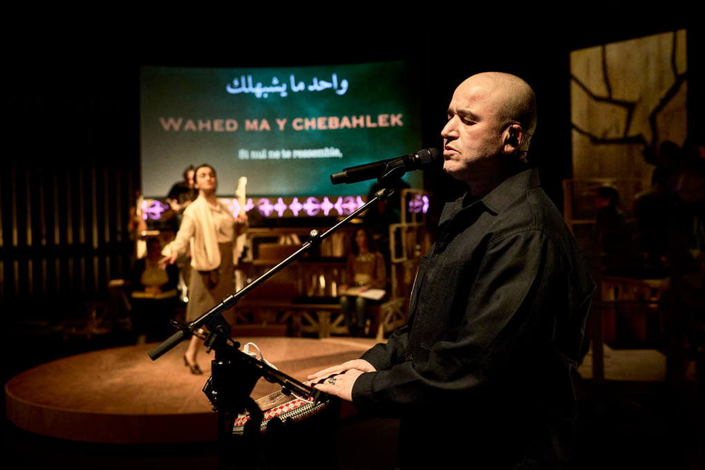 Abdelwaheb Sefsaf et Adila Bendimerad sur scène dans Alif, un spectacle mêlant théâtre, musique et mémoire. 