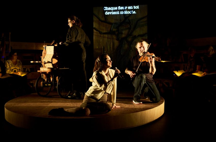 Adila Bendimerad sur scène dans Alif, un spectacle mêlant théâtre, musique et mémoire.