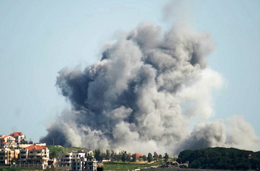 Fumée s’élevant après une frappe israélienne sur le village libanais de Kfar Tibnit le 16 avril 2026, dans un contexte de tensions et de cessez-le-feu fragile.