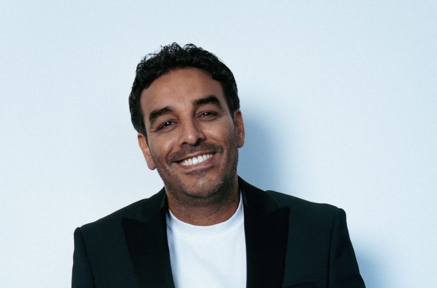 Majid Eddaikhane humoriste sur scène spectacle Schizophrénie