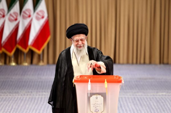L’ayatollah Ali Khamenei vote lors du second tour de l’élection présidentielle à Téhéran, le 5 juillet 2024, dans un système où la souveraineté populaire est encadrée par l’autorité religieuse.