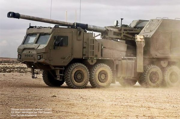Obusier automoteur (howitzer) SIGMA 155 Roem développé par Elbit Systems pour l’armée israélienne, la photo de couverture du rapport documentant les exportations d’équipements militaires français vers Israël.