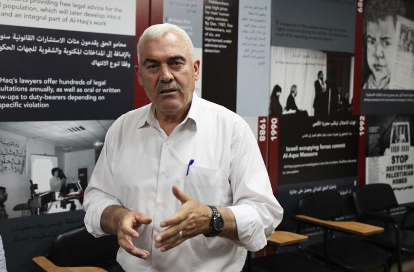 Shawan Jabarin, directeur de l’ONG palestinienne Al-Haq, s’exprime dans ses bureaux à Ramallah, en Cisjordanie, en août 2022.