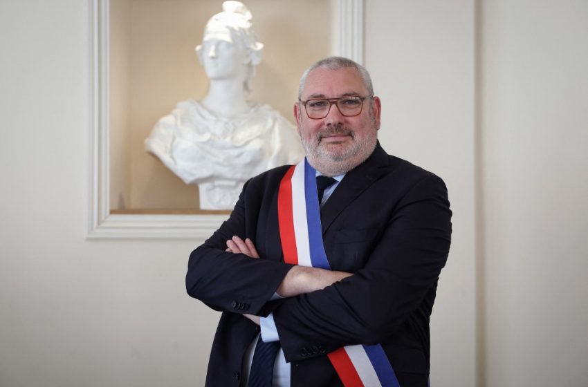 Christophe Barthès, maire RN de Carcassonne, pose après son élection à la mairie le 29 mars 2026 -