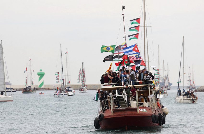 Des militants à bord de bateaux de la Flottille pour Gaza quittent le port de Barcelone pour acheminer de l’aide humanitaire vers Gaza.