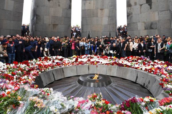 Des Arméniens déposent des fleurs au mémorial du génocide à Erevan le 24 avril 2025.