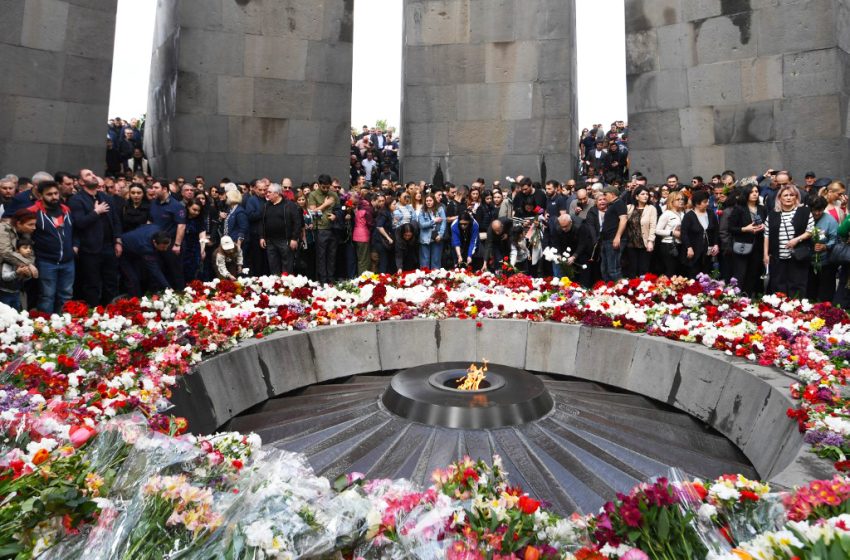 Des Arméniens déposent des fleurs au mémorial du génocide à Erevan le 24 avril 2025.