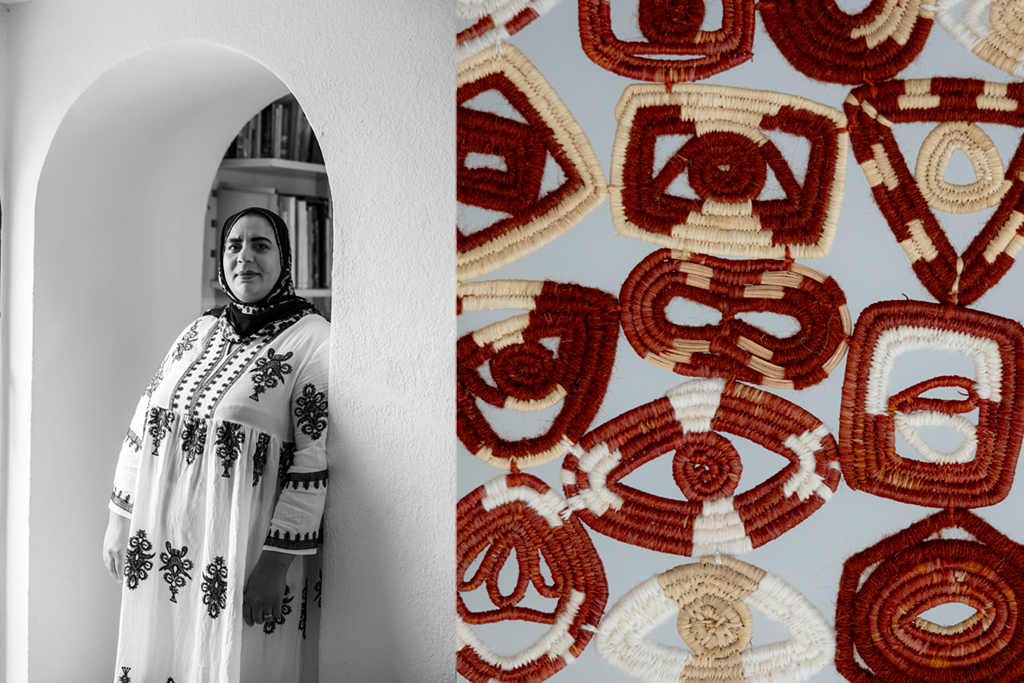 À gauche, l’artisane Malika Abdelmoumen. À droite, détail d’une création textile réalisée dans le cadre du projet Asǝṭṭa pour le pavillon du Maroc à la Biennale de Venise 2026.