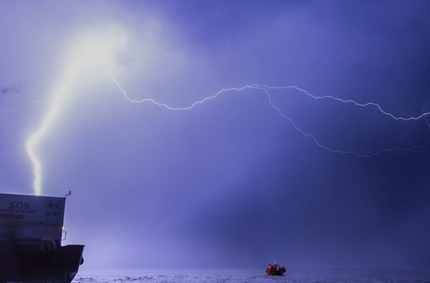 Exercice nocturne sur l’Ocean Viking sous un orage en Méditerranée