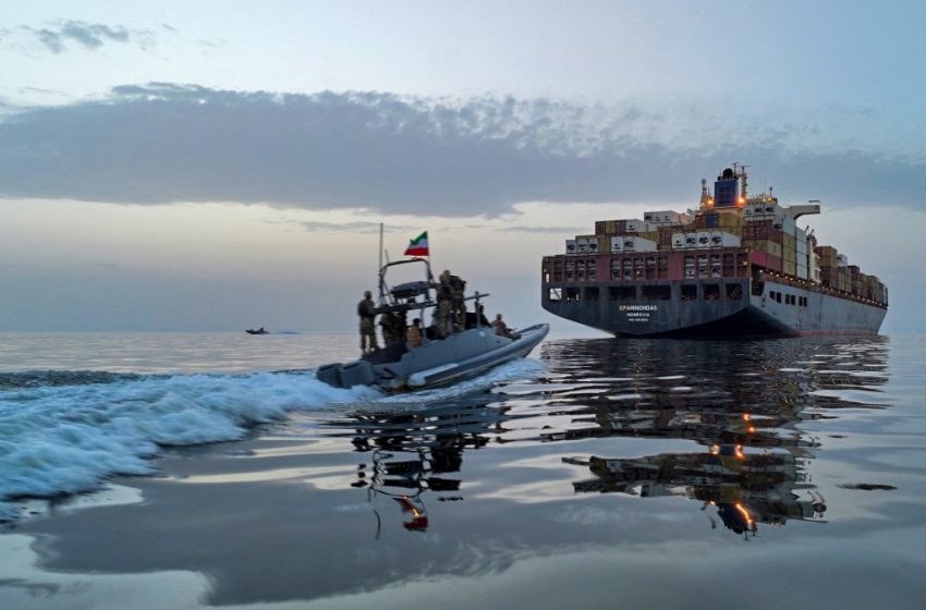 Bateau des Gardiens de la Révolution iranienne interceptant des navires dans le détroit d’Ormuz en avril 2026